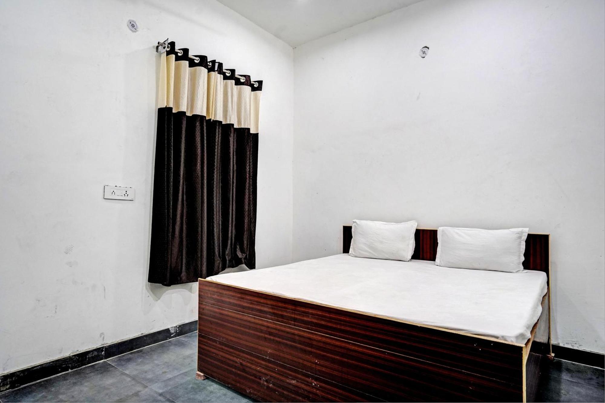 Oyo Double Ss Hotel Hāthras Buitenkant foto