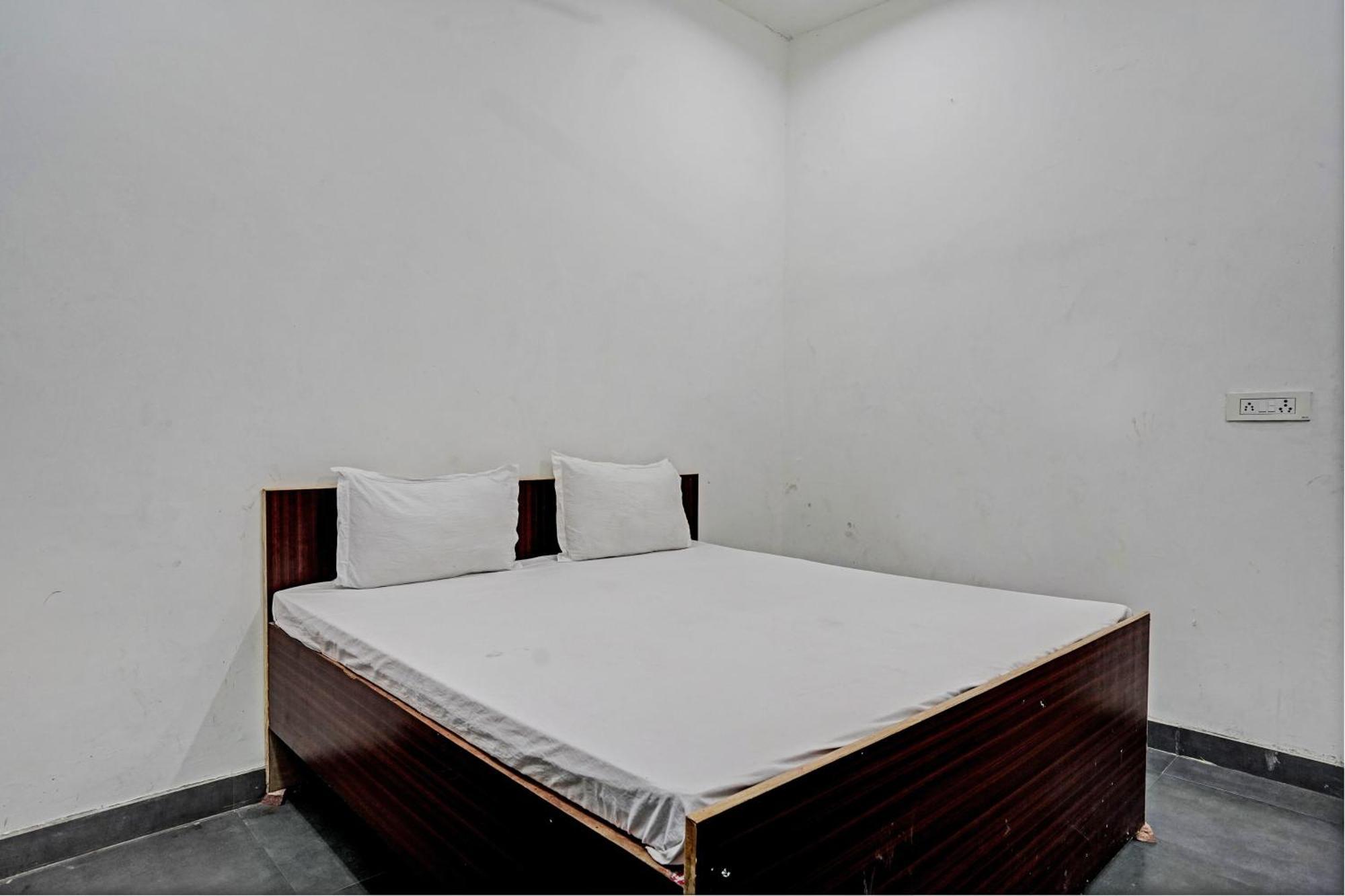 Oyo Double Ss Hotel Hāthras Buitenkant foto