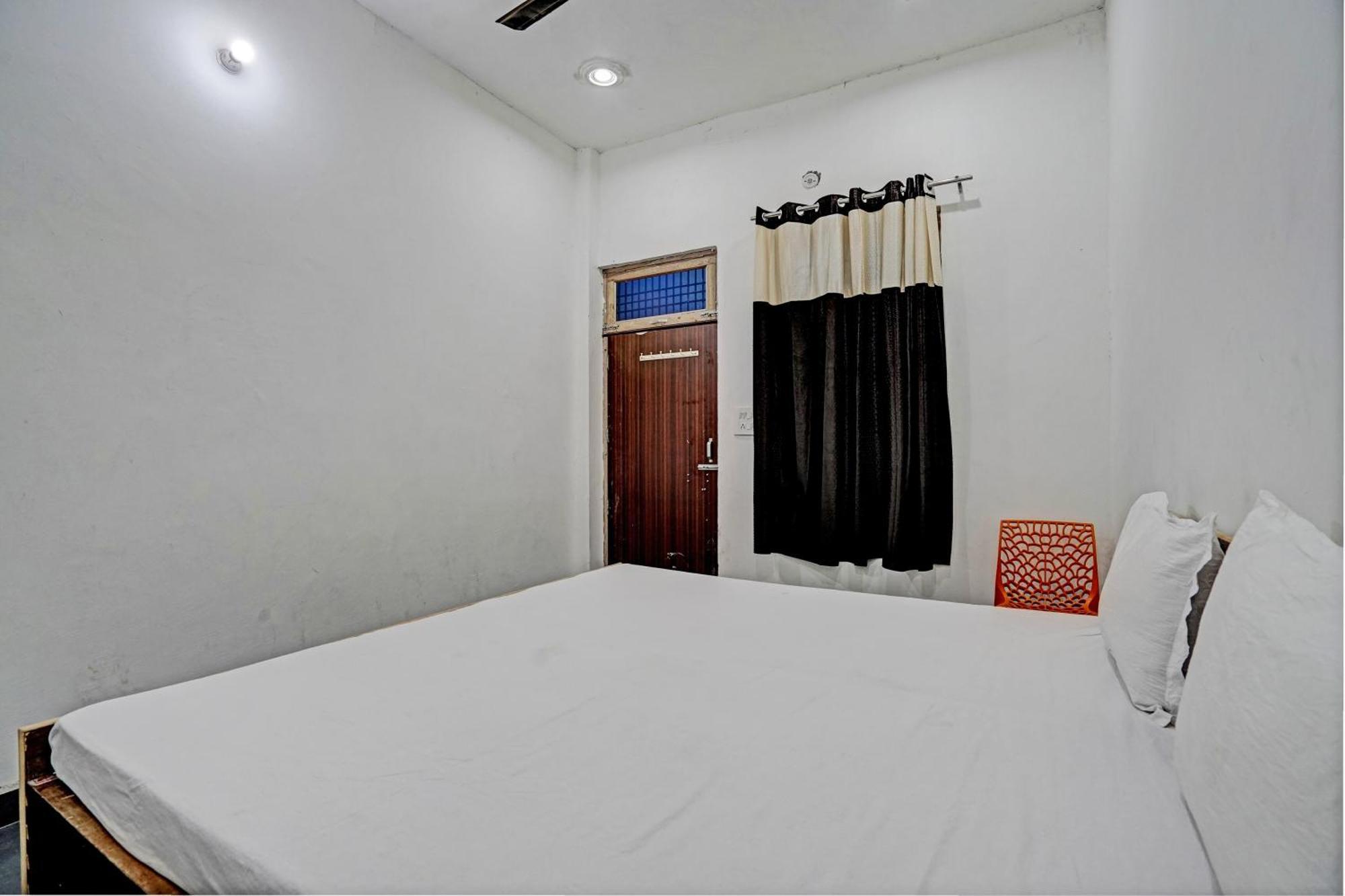 Oyo Double Ss Hotel Hāthras Buitenkant foto