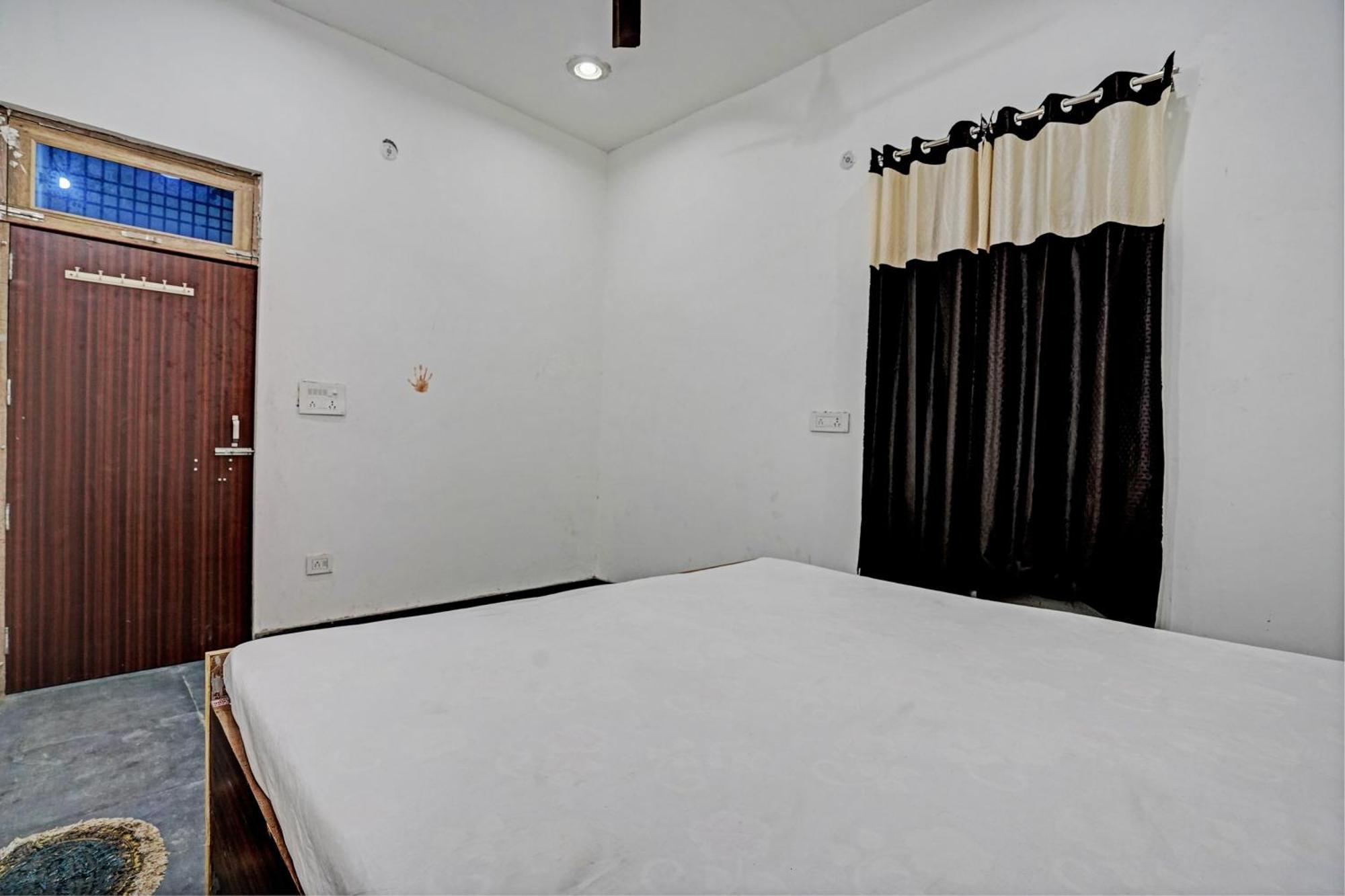 Oyo Double Ss Hotel Hāthras Buitenkant foto
