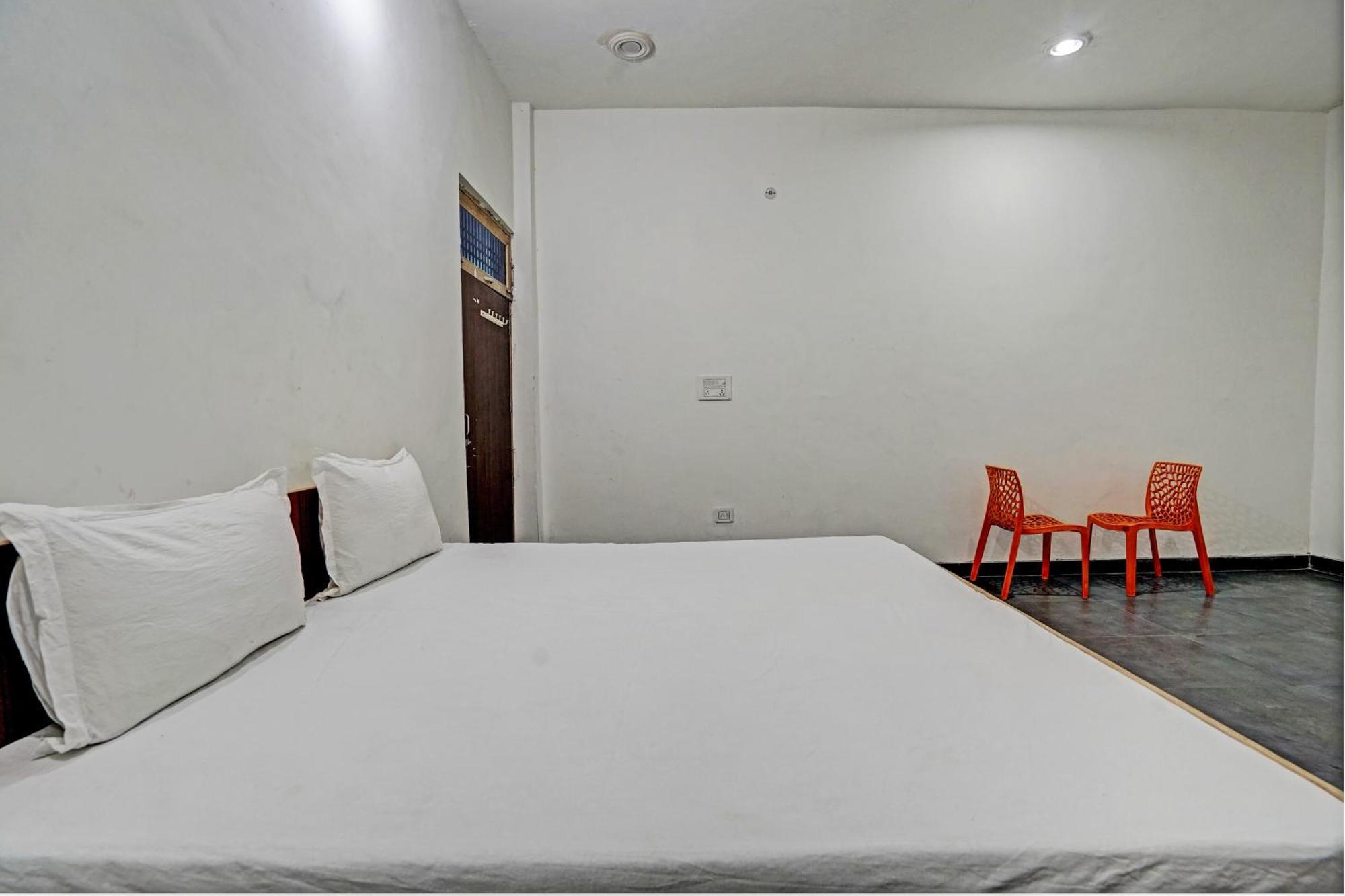 Oyo Double Ss Hotel Hāthras Buitenkant foto