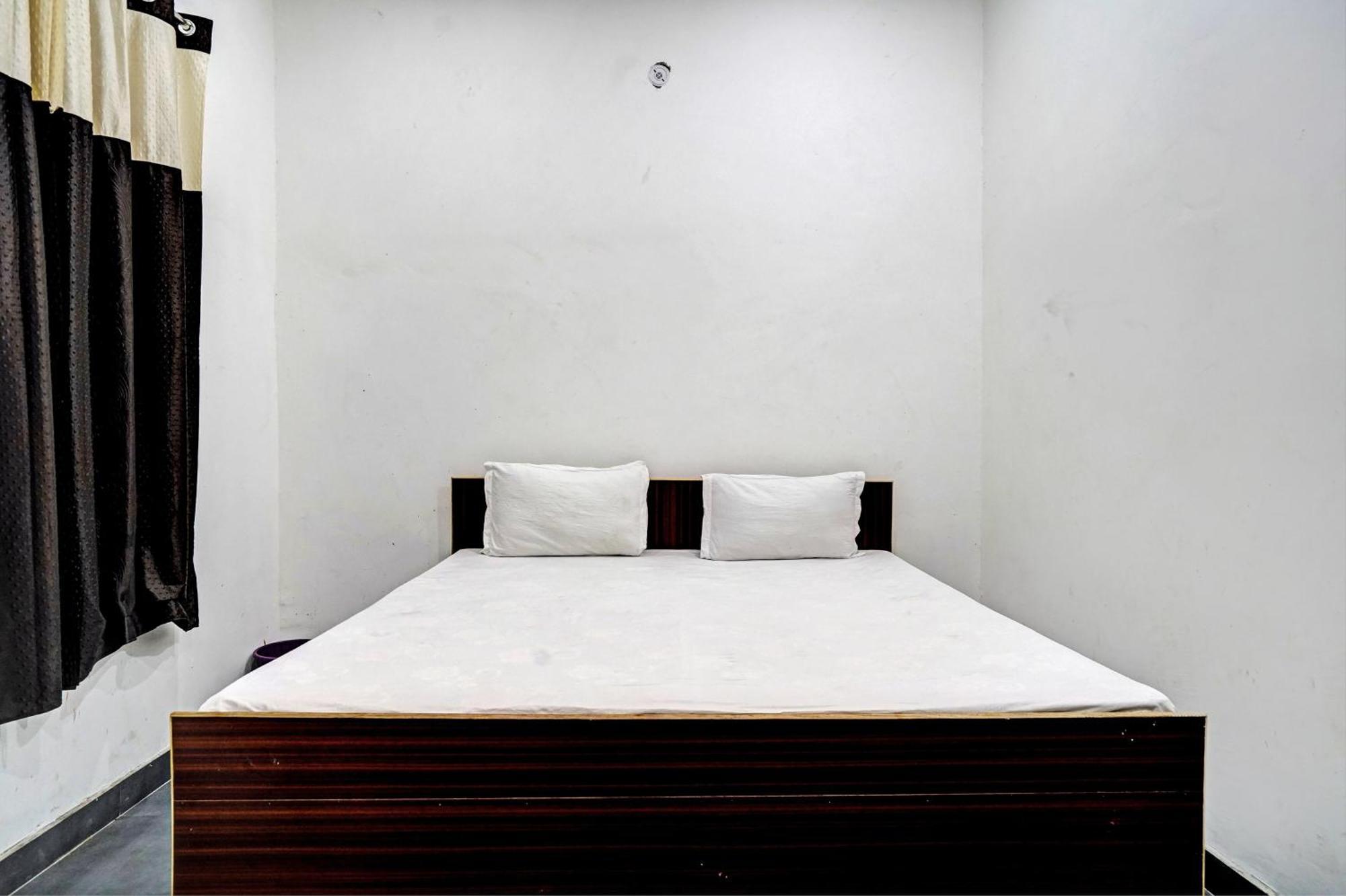 Oyo Double Ss Hotel Hāthras Buitenkant foto