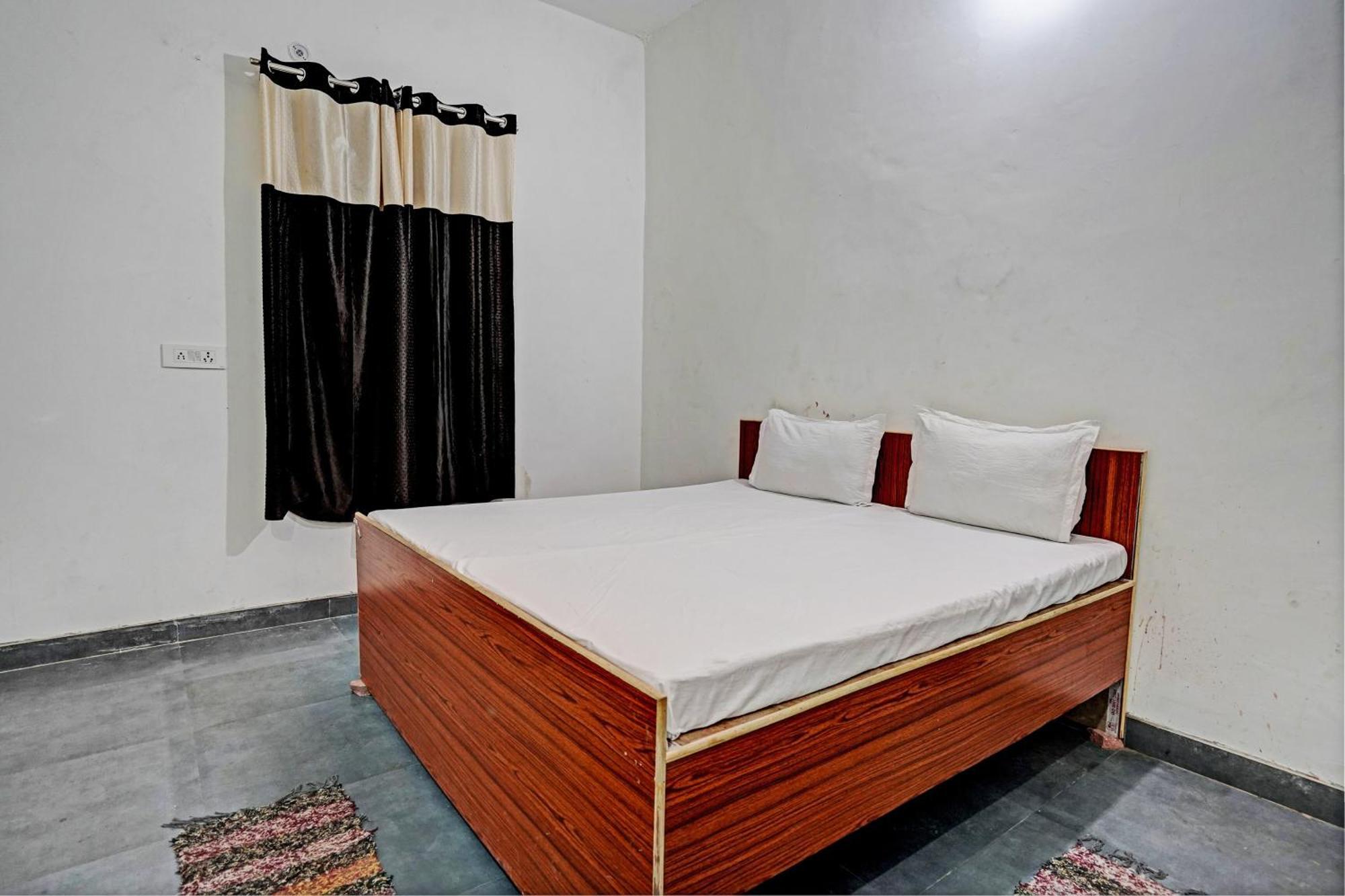 Oyo Double Ss Hotel Hāthras Buitenkant foto
