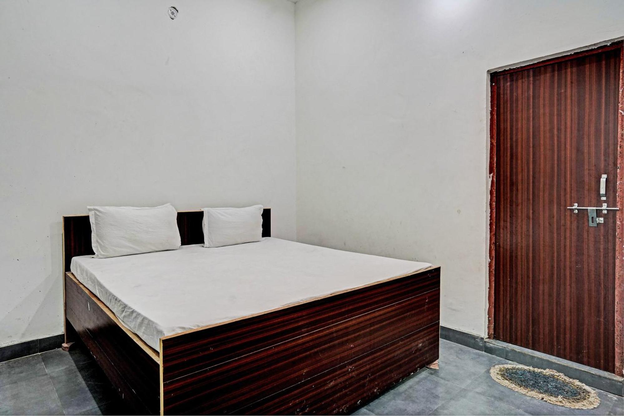 Oyo Double Ss Hotel Hāthras Buitenkant foto