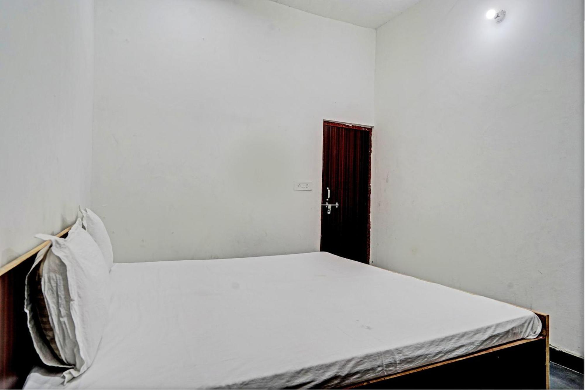 Oyo Double Ss Hotel Hāthras Buitenkant foto