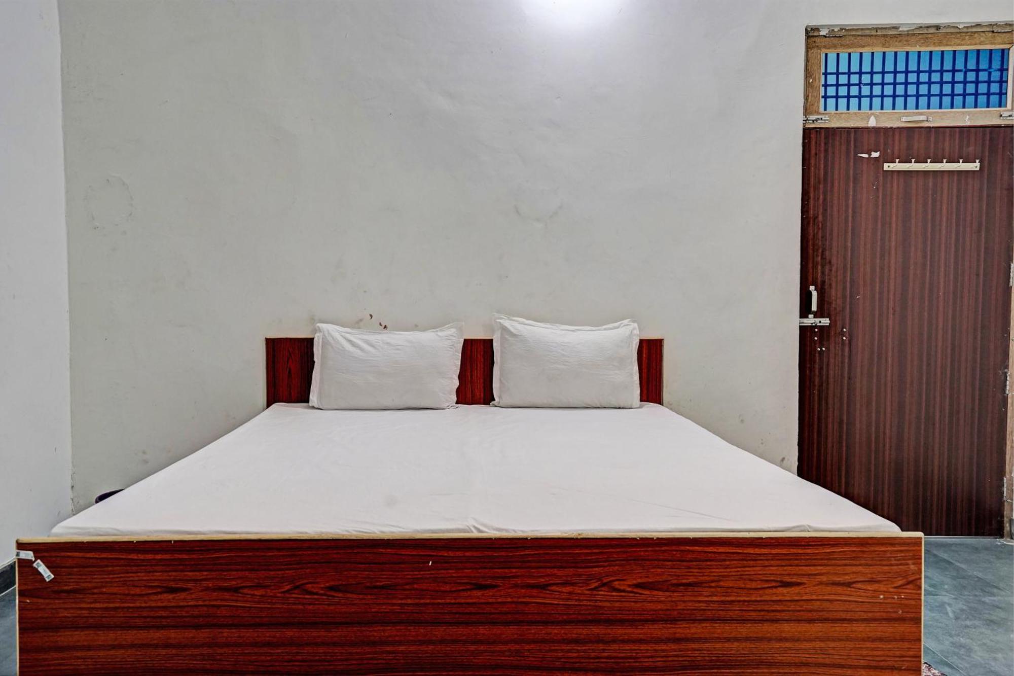 Oyo Double Ss Hotel Hāthras Buitenkant foto