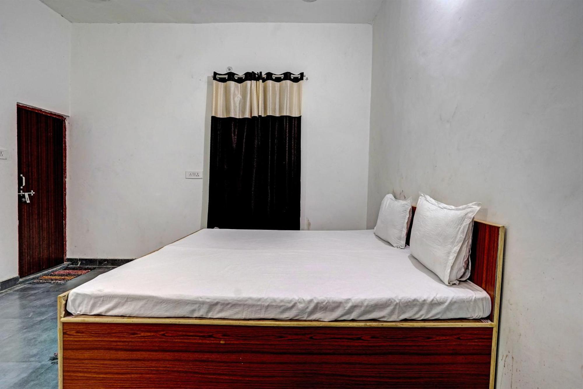 Oyo Double Ss Hotel Hāthras Buitenkant foto