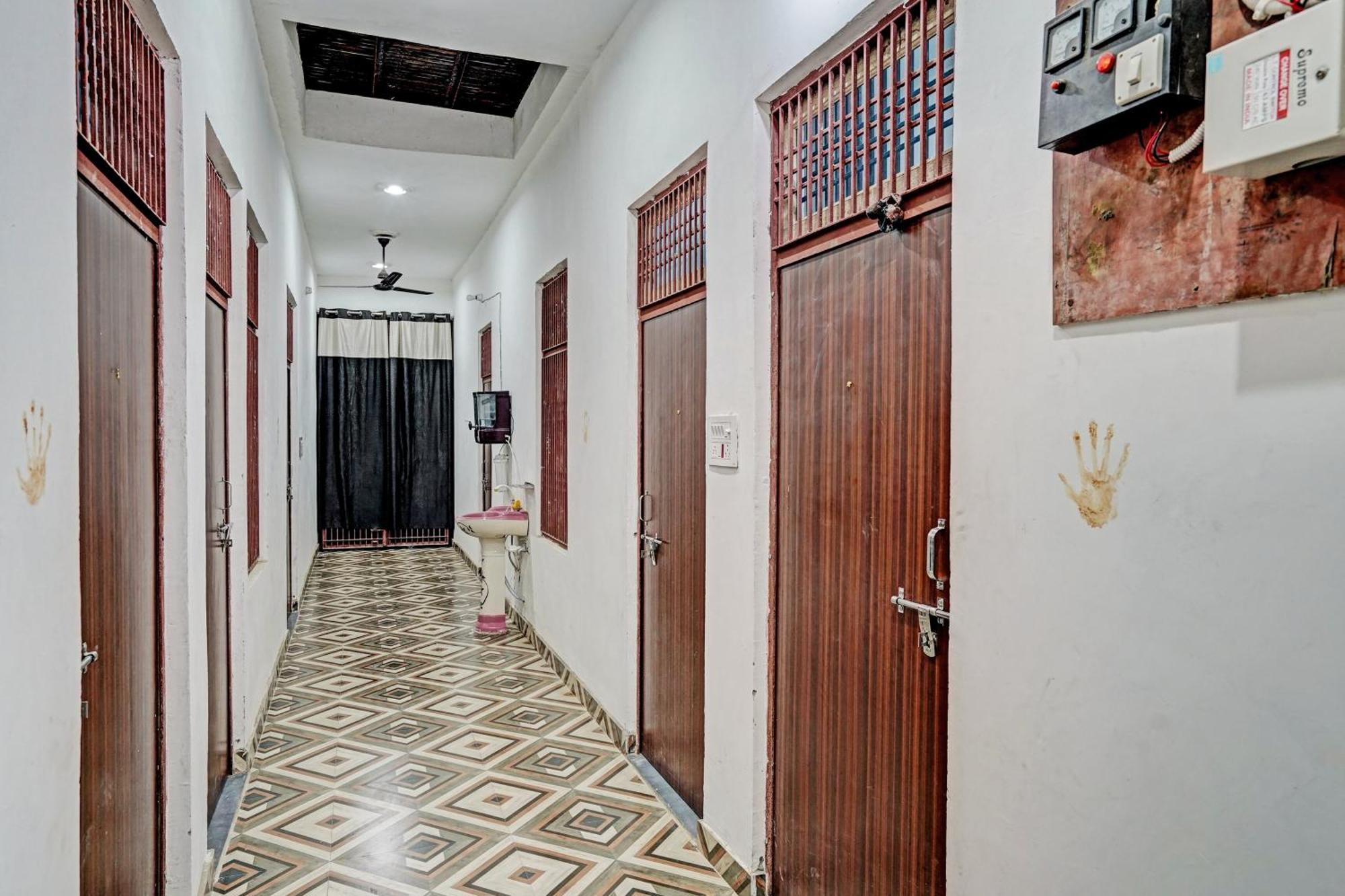 Oyo Double Ss Hotel Hāthras Buitenkant foto