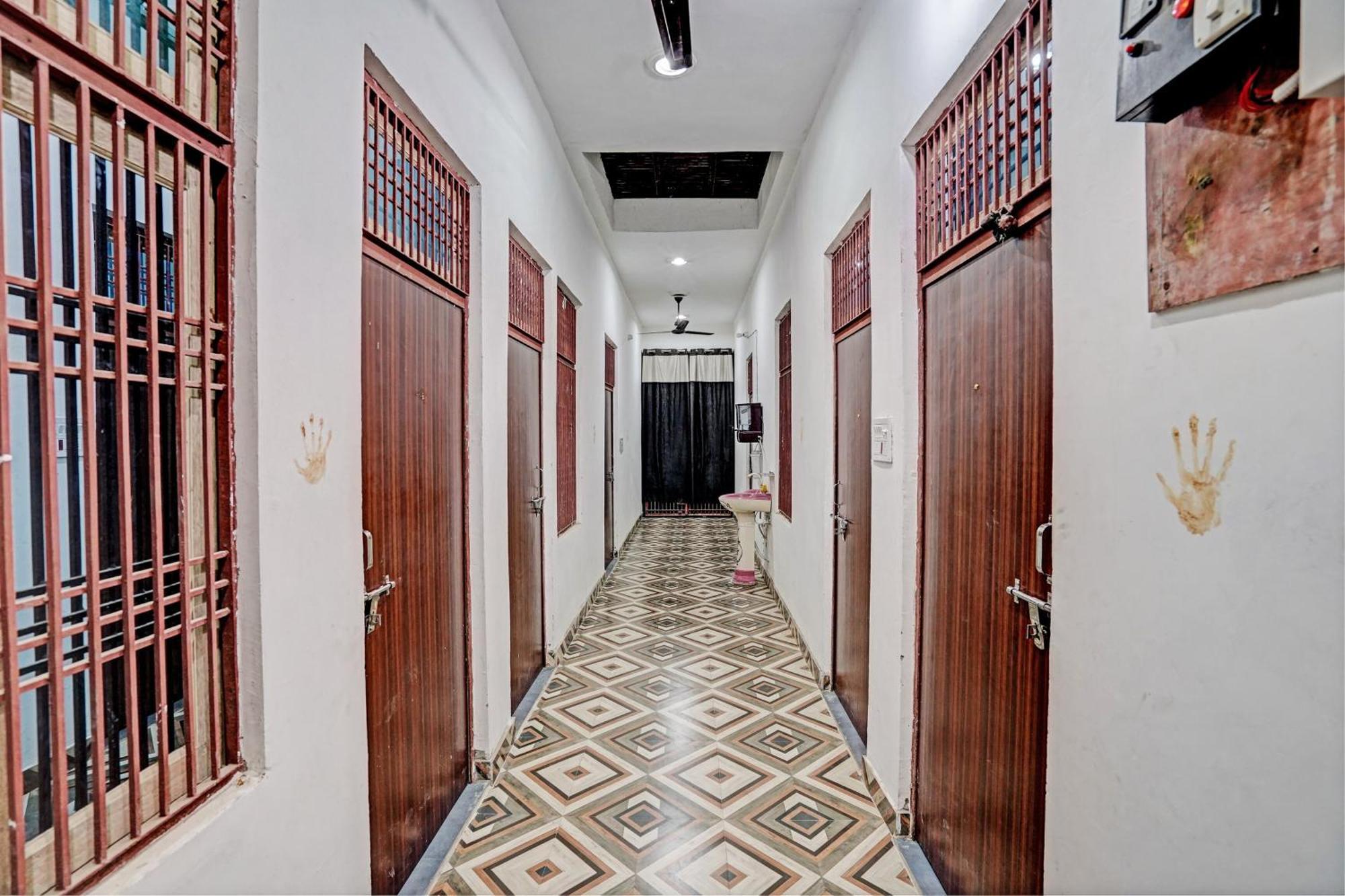 Oyo Double Ss Hotel Hāthras Buitenkant foto
